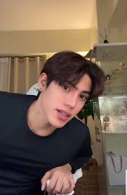 Ilayo muna kay Vester ang gunting, trewww? Long-haired Stell in 2025 😌🫶  --- Berries, don't forget to cast your vote