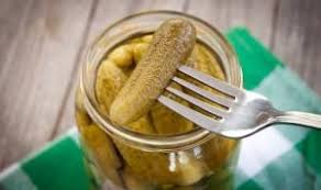 5 Astuces Etonnantes Avec Le Jus Des Cornichons Cornichons Cornichons Sucres Recettes De Conserve