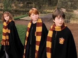 Harry Potter Gryffindor Scarf Red Gold Cinereplicas Fr Movies And Series Colle With Images Harry Potter Scarf Harry Potter Scarf Pattern Harry Potter Gryffindor Scarf