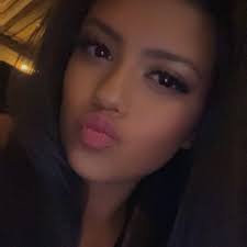 Is it common to find knots in yarn skeins and how to deal with them?