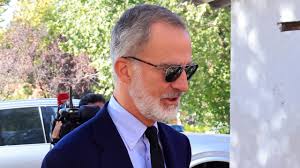 El rey Felipe, sin la reina Letizia, se despide de su primo, Juan  Gómez-Acebo, junto a la infanta Cristina