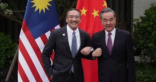 Duta china ke malaysia, bai tian yakin hubungan diplomatik antara china dan malaysia yang sedia terjalin akan menjadi lebih kukuh di bawah pentadbiran kerajaan baharu pimpinan tun dr mahathir mohamad. Anwar Slams Hishammuddin For Elder Brother Remark About China He Says It Refers To Wang Yi Instead Mothership Sg News From Singapore Asia And Around The World