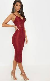 Robe col v, coupe près du corps ajustée. Robe Mi Longue En Dentelle Bordeaux Et Decollete Plongeant Bordeaux From Prettylittlething On 21 Buttons