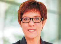 Als Gastredner bei der Mitgliederversammlung in der TOYOTA Autowelt in  Saarbrücken zeigt der Präsident der Handwerkskammer de