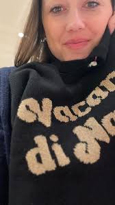 E bastata una piccola spolverata di neve per farci entrare nel mood 🎄 ,  Maglie natalizie obbligatorie ❤️ , Xmas is coming 🎄🎅 , #reelnatalizio  #castelnovonemonti #look #looknatale #fw2425