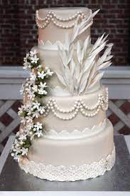 When having a great gatsby theme for your wedding, go for extravagant blooms of flowers, white feathers and draped strings of beads. Great Gatsby Inspired Wedding Cake Bruidstaart Taart Cakes