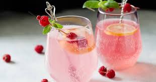 Connaissez Vous La Rosenade Le Cocktail A Tester Du Moment En 2020 Cocktail Gin Framboise Cocktail