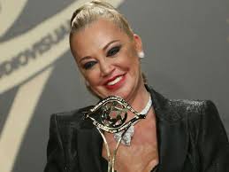 El reivindicativo discurso de Belén Esteban al recibir el Premio Iris de la  Crítica