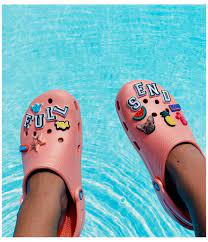 Crocs How To Style Crocs Howtostylecrocs Summer Day With Crocs 2020 Terlik Ayakkabilar Moda Stilleri