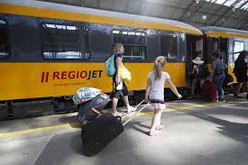 V čr nasednete do speciálně vybaveného vlaku, abyste o půl dne vystoupili přímo u své oblíbené pláže. Regiojet V Lete Opet Vypravi Vlaky Na Jadran Nove Az Do Splitu Idnes Cz