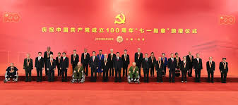 建党百年习近平颁七一勋章，据中央社今天报道称，名单没江泽民胡锦涛。 消息引据中共官媒新华社发布，首 人选。 不乏有曾荣获其他称号或勋章的人士，也有创党党员之后。 根据这份名单，中共主要创始人之一李大钊的孙子李宏塔、中共创党初期主要人物之一瞿秋白的继女瞿. Tswmxdmwqm Abm