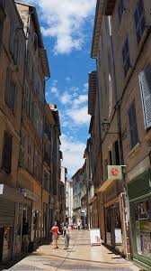 Die stadt ist mit einer stadtmauer befestigt und so begannen wir unseren spaziergang am großen stadttor. Einkaufsstrasse Avignon Frankreich Kostenloses Foto Auf Pixabay