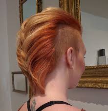 Haare Frisuren Der Irokesenschnitt Bei Frauen Immer Beliebter So Sieht Die Frisur Aus Der Irokesenschnit Haarschnitt Ideen Irokesenschnitt Mohawk Frisur