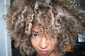 La coloration bio blond miel respecte le cuir chevelu, c'est une coloration végétale qui n'agresse pas les cheveux. Balayage Sur Cheveux Afro Mercredie