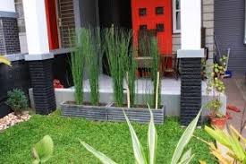 Variasi pot tanah liat berwarna merah juga bisa kamu tempatkan di taman rumah minimalis. Desain Taman Rumah Minimalis Desain Taman Indo