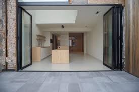 4 mail 099 kg xt100 vouwdeur foldingdoors reynaers aluminium keuken kitchen gietvloer vouwdeuren huis keuken inspiratie