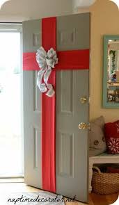 Decora Tu Puerta Con Tela Roja Y Un Lazo Del Dolla Store Que Bello Puertas Decoradas De Navidad Puerta De Navidad Decoracion Navidad