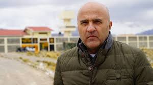 Viktor niet in studio aanwezig) autoverkoop aan de straat (frans bauer) tankstation (pompi) herhaling John Van Den Heuvel Wembley Stadion Uitgeknikkerd