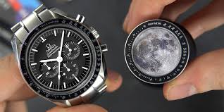 It went down in history as the first wristwatch on the moon. Die Omega Speedmaster Professional Moonwatch Im Fokus Eine Uhr Die Ihrem Ruf Gerecht Wird Chrono24 Magazin