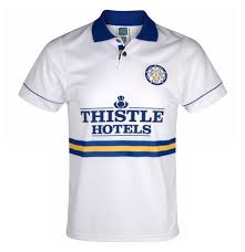 Auf einem schwarzen oberteil blau gefärbt war. Trikot Leeds United Original Kaufen Sie Online Im Angebot