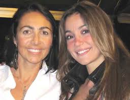 Partiamo dal vestito della sposa che davveroo ci smebra un po' eccessivo per un matrimonio in chiesa. Rosaria Cannavo Anni