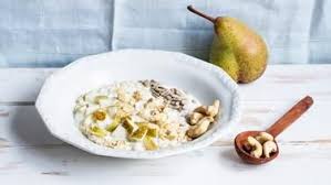 Ein Teller Mit Quinoa Hafer Musli Steht Auf Dem Tisch Rezepte Lebensmittel Essen Gesunde Rezepte