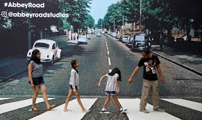 Op de achterkant staat wel heel groot the beatles en abbey road vermeld. Fans Recreate Beatles Abbey Road Cover Shot 50 Years On Pbs Newshour