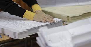 Al saber que era un contagio asintomático, informó al personal del servel en el local de votación, activando los protocolos correspondientes como la sanitizar la zona y cerrar el local de votación. Recoleta Detienen A Vocal De Mesa Ebrio Por Causar Desordenes