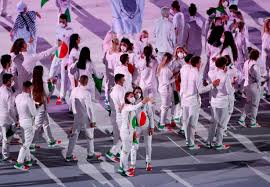 Rimani aggiornato con il programma completo di eventi, statistiche e risultati in tempo reale di olimpiadi 2021. L Italia Sfila Nella Cerimonia Delle Olimpiadi Di Tokyo Ma La Divisa Di Armani Delude Gli Italiani Tifosi Spiazzati Sui Social