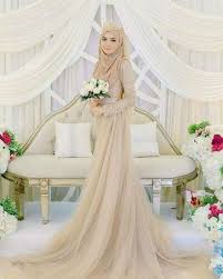 Baju seragam tersebut bisa dibuat dengan berbagai model, anda bisa membuat baju seragam bahan batik keluarga untuk pesta pernikahan tersebut. Desain Gaun Pengantin Syar I Untuk Mempercantik Penampilan Mempelai Wanita Yukepo Com Line Today