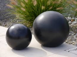 Dekokugeln von moebel24 sorgen für einen individuellen charakter in ihren räumen und außenbereichen. Dekokugel Aus Fiberglas In Schwarz Anthrazit Deko Herzen