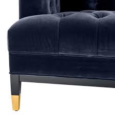 Selbstverständlich haben sie bei uns 2 jahre. Dreisitzer Sofa Aus Samt In Mitternachtsblau Mit Knopfheftung Und Schwarzen Holzfussen Mit Messing Details Von Eichholtz