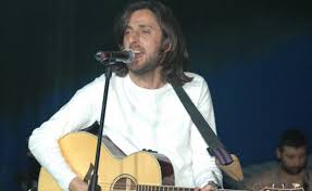 Ha kanser ha konser kazım koyuncu, 2002'de yayınlanan gülbeyaz adlı dizinin müziklerini yapmaya başladıktan sonra ününü katladı, konser programları artmaya başladı. Kazim Koyuncu Kimdir Aslen Nereli Neden Oldu Hastaligi Neydi