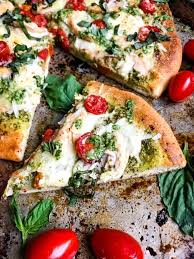 A Homemade Chicken Pesto Caprese Pizza Ready In 30 Minutes Using Fleischmann S Rapidrise Yeast A Quick And In 2020 Pesto Chicken Caprese Pizza Homemade Dough Recipe