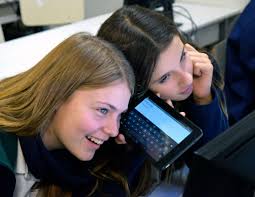 La Universidad ORT se sumó a la iniciativa del Día Internacional de las  niñas en las TICS. Chicas de entre 12 y 14 años aprendieron a desarrollar  Apps, a programar robots, y