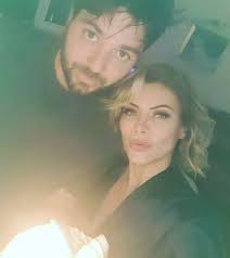 Seray sever'in eşi ile arasında 10 yaş var ve seray sever eşinden büyük. 10 Yas Kucuk Esi Ile 2 Yil Donumlerini Kutlayan Seray Sever Den Romantik Laflar Magazin Haberler
