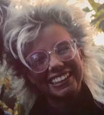 Författaren Emma Hambergs liv är som hämtat från en roman: ”Medan vi gifte  oss, rusade lösa tjurar på gatan”