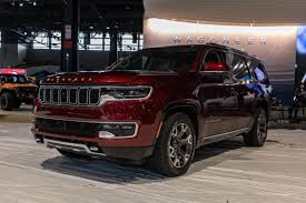 Considering how often we stare at screens. 2021 Jeep Grand Cherokee L Vs 2022 Wagoneer Which Has The Better Row Setup News Cars Com