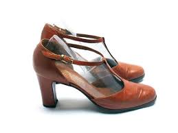 Bienvenue sur la page facebook de bfmtv ! T Bar Leather Shoes Women Heel Shoes Tawny Brown Color France Size Fr 38 Uk 5 Us 6 5 Vintage 1960s Shoes Women Heels Womens Heels Brown Pumps
