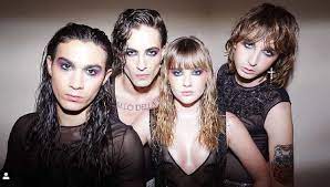 Quindi scusa mamma se sto sempre fuori, ma sono fuori di testa ma diverso da loro e tu sei fuori di testa ma diversa da loro siamo fuori di testa ma diversi da. Maneskin Costretti A Cambiare Il Testo Di Zitti E Buoni Per L Eurofestival