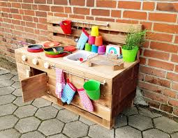 Wie sie das spielgerät ganz einfach selber bauen und damit ihren kindern eine besondere freude machen, erfahren sie auf eine matschküche ist eine wunderbare ergänzung, denn sie bietet neue, kreative entfaltungsmöglichkeiten für die kleinen. Kinderkuche Matschkuche L Natur Aus Holz Modul Plus Palettery De