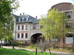 Direkt Neben Der Bahnstrecke Zwischen Chemnitz Schonau Und Siegmar Steht Dieses Verwunschene Ensembl Chemnitz Gebaude Wohnen