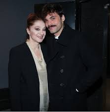 Οι δυο τους έχουν πολύ δυνατή σχέση παρόλο που ο. Drosw Phge Sthn Premiera Ths Pe8eras Ths Filareths Komnhnoy Star Gr