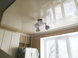 Бежевый натяжной потолок на кухне