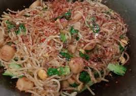 Langkah langkah :nyalakan kompor letakkan panci di atas kompor , dan didihkan air.masak mie.turn instan dari kompor.siapkan sebuah piring.buka dan menempatkan bumbu ke piring. Cara Memasak Mee Goreng Ala Thai Yang Menggugah Selera