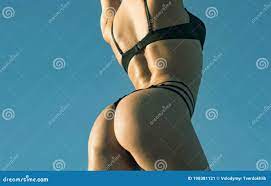 Culo Sexy Grande De Chica Hermosa. Mujer Muestra Unas Nalgas Hermosas. Ella  Lleva Ropa Interior Sexy Sexy Negra. Mujer Imagen de archivo - Imagen de  hembra, noche: 198381121