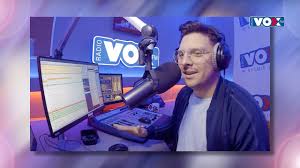 Jego kariera nabrała rozpędu od momentu pojawienia się na youtube piosenki ona by tak chciała. Ronnie Ferrari Ona By Tak Chciala Poranne Wyjce Youtube
