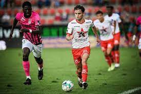 Ce site présente l'équipe de football belge de zulte waregem, l'un des ténors du championnat. Sv Zulte Waregem Laat Van Hecke Transfervrij Vertrekken Kw Be