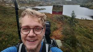 20-årig student flyttede ud i øde hytte uden strøm og vand