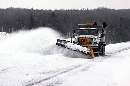 Lorsqu'ils font l'entretien du réseau routier, les camions de déneigement  circulent à un maximum de 50 km/h, ce qui offre une plus grande efficacité.  Ainsi, cette vitesse permet de veiller à ce